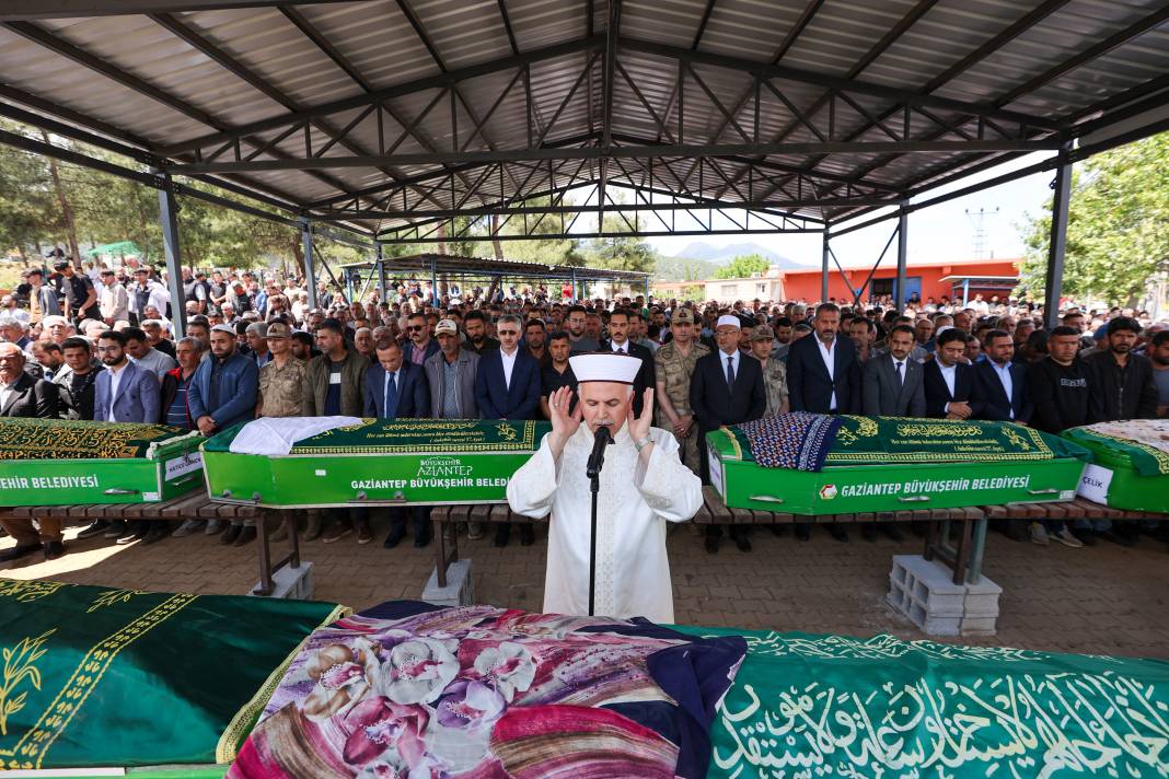 Gaziantep’ten yürek yakan fotoğraf! Yan yana toprağa verildiler 35